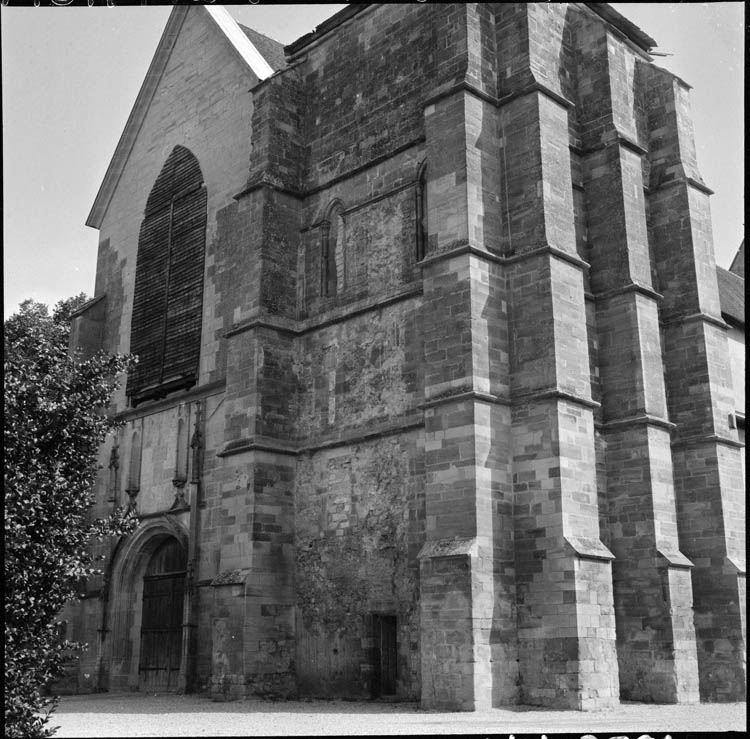 Clocher et façade ouest,  avant restitution de la flèche ; baie murée