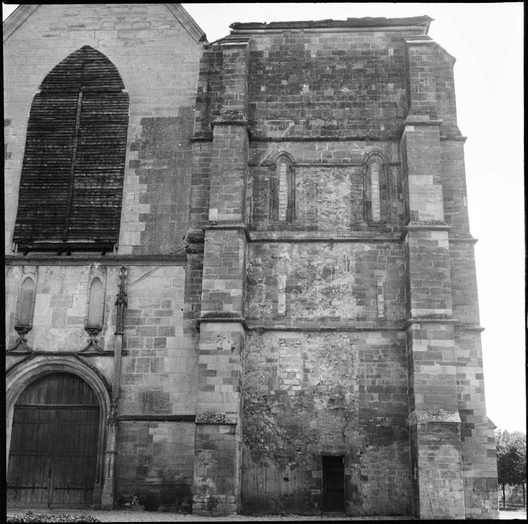 Clocher et façade ouest, avant restitution de la flèche ; baie murée