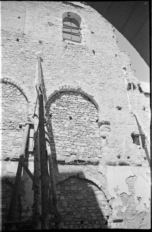 Vue partielle de la façade latérale, ouvertures obstruées