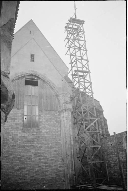 Envers de la façade ouest ; échafaudage