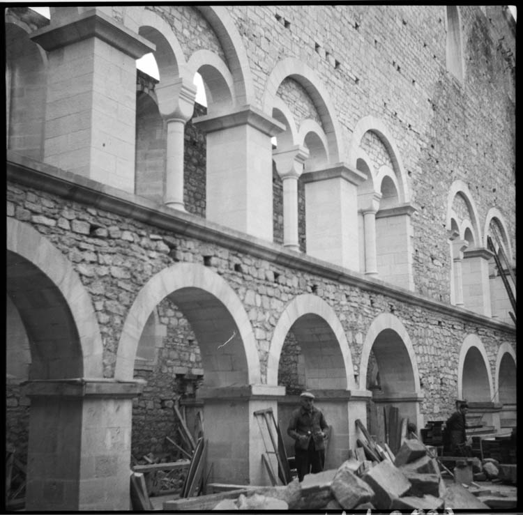 Mur de la nef, arcs et baies jumelées restaurés