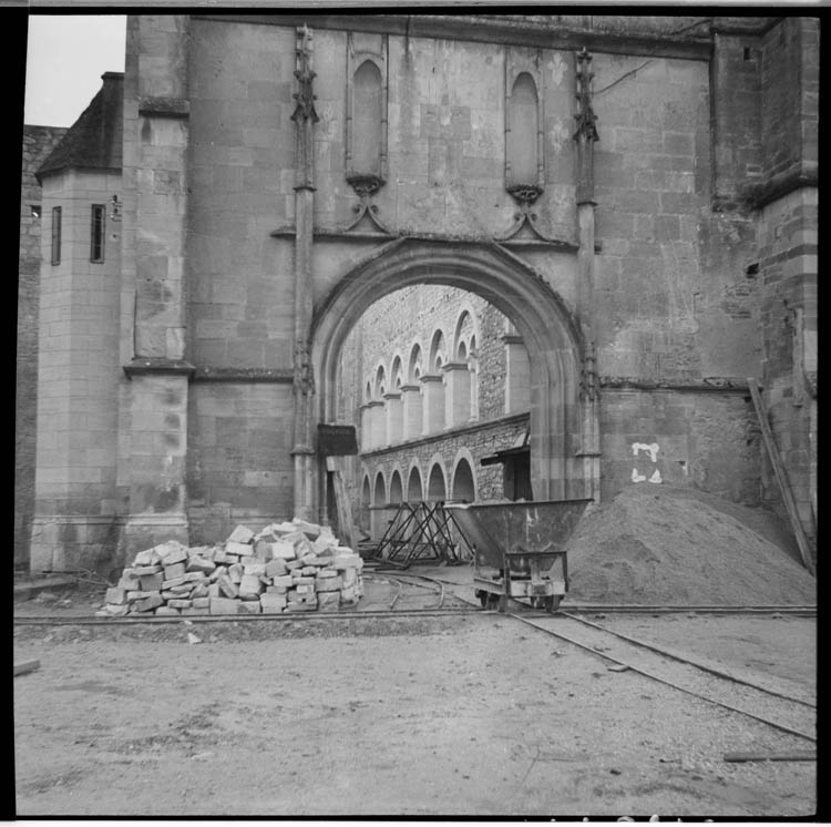 Porte d'entrée, sans ses vantaux ; vue sur la nef