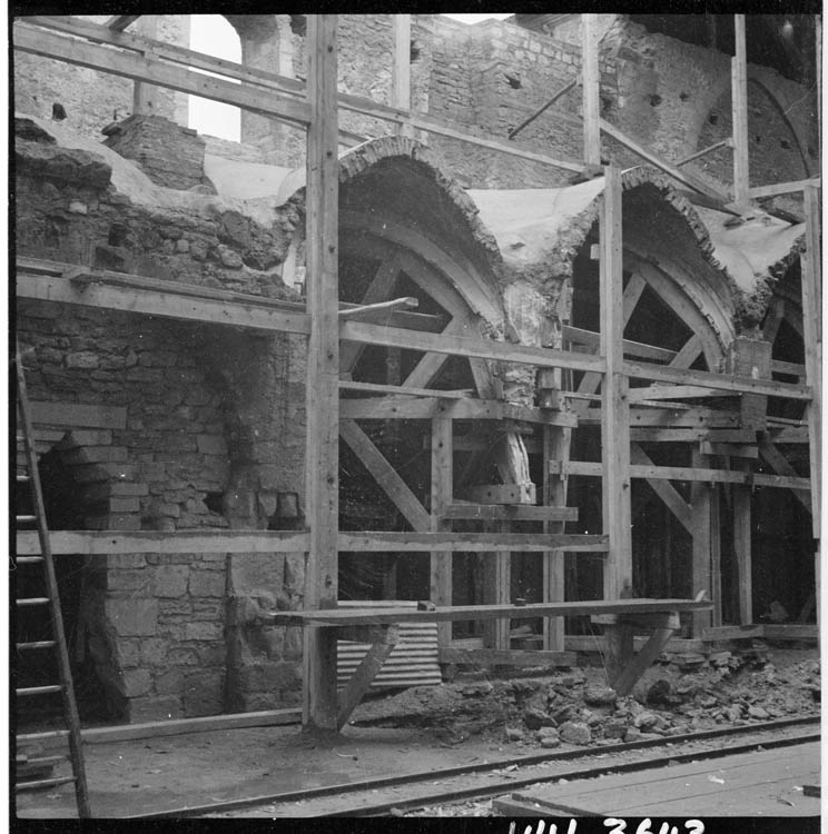 Nef, mur du bas-côté échafaudé et arcades étayées