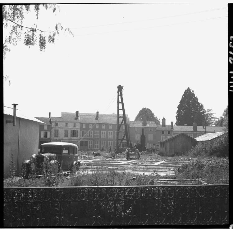 Abords ; baraque et engins de chantier