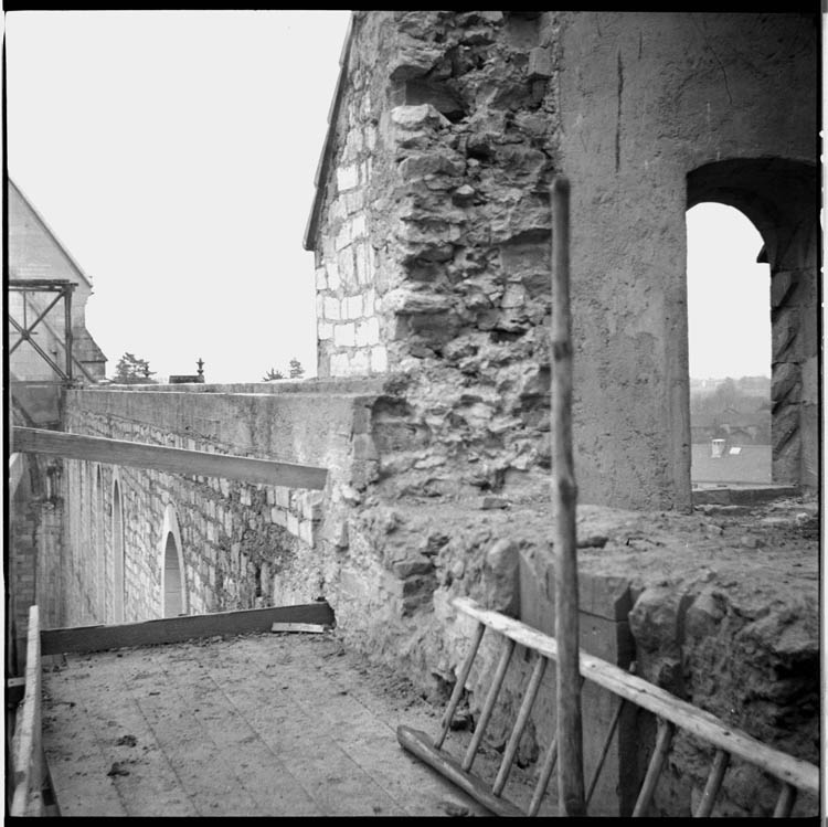 Sommet du mur de la façade latérale vu d’un échafaudage