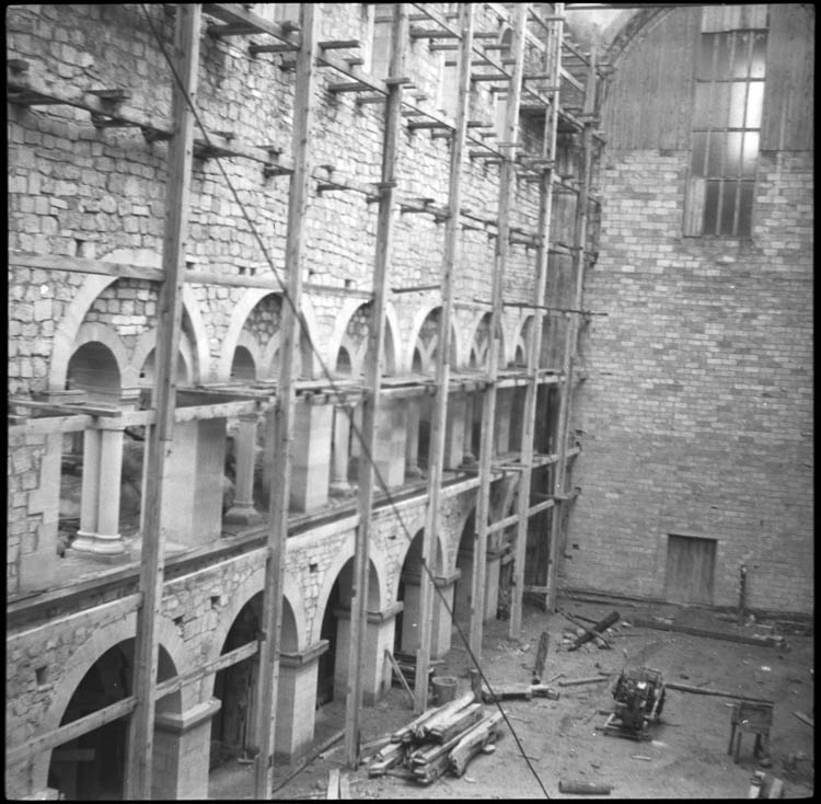 Façade latérale reconstruite ; échafaudage