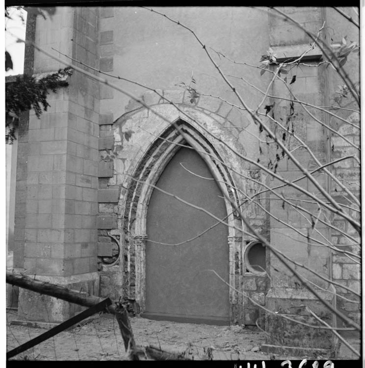 Porte en arc brisé, murée