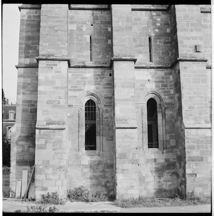 Vue partielle de la façade latérale, baies