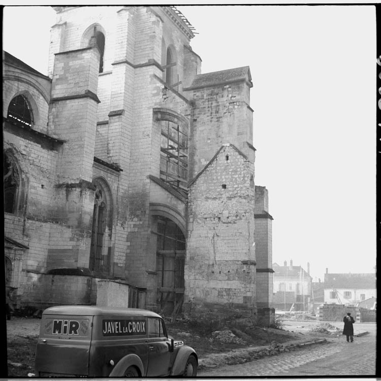 Façade latérale ; véhicule utilitaire marqué Mir et Javel La Croix