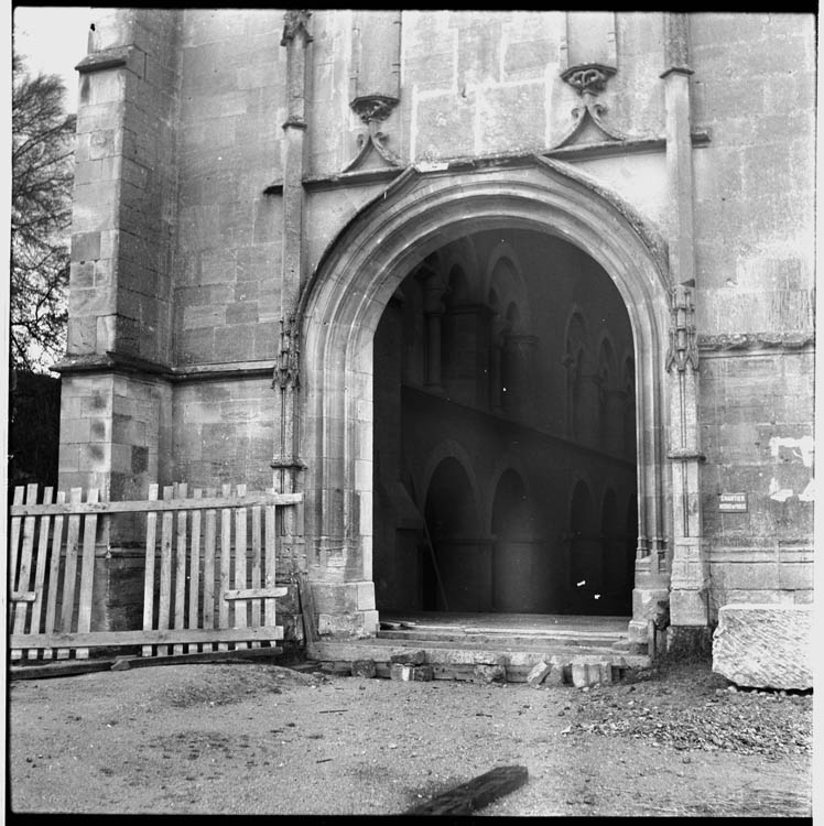 Porte d'entrée sans ses vantaux ; vue sur la nef