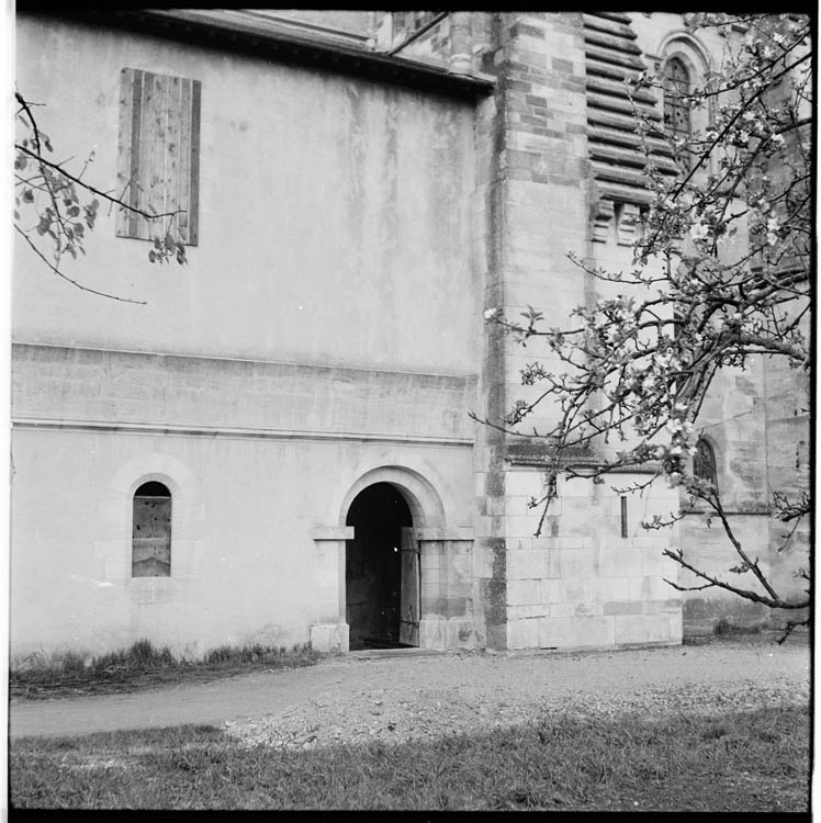 Porte d'entrée sur la façade latérale