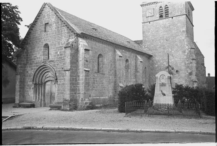 Angle sud-ouest ; monument aux morts