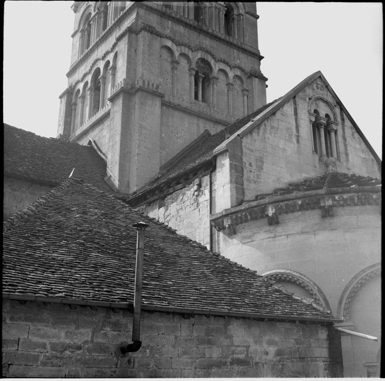 Chevet et maison accolée