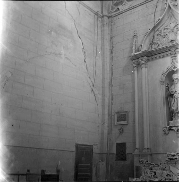 Intérieur, mur fissuré