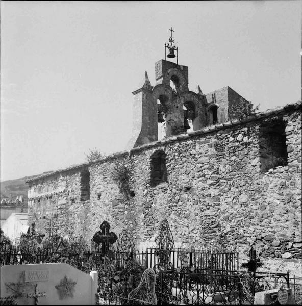 Façade latérale, cimetière et clocher