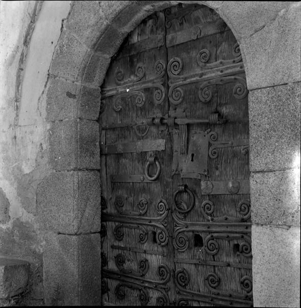 Vantaux de la porte d'entrée avec pentures