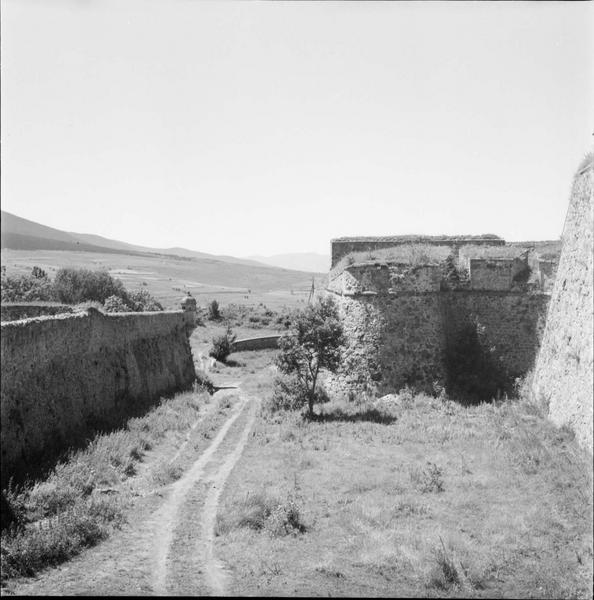 Chemin longeant le fossé