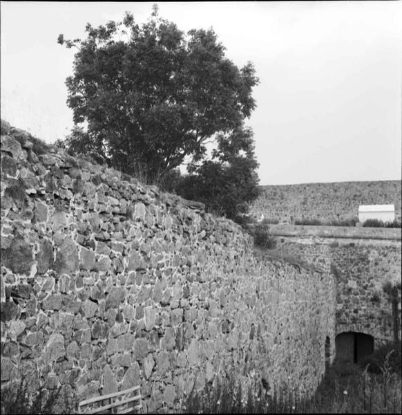 Porte à l'angle de deux murs