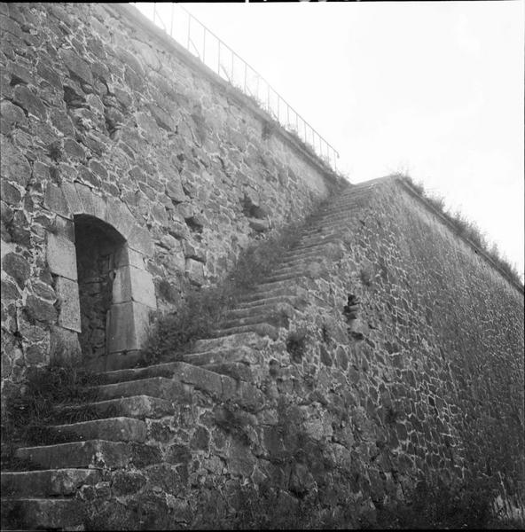 Escalier d'accès au sommet du mur