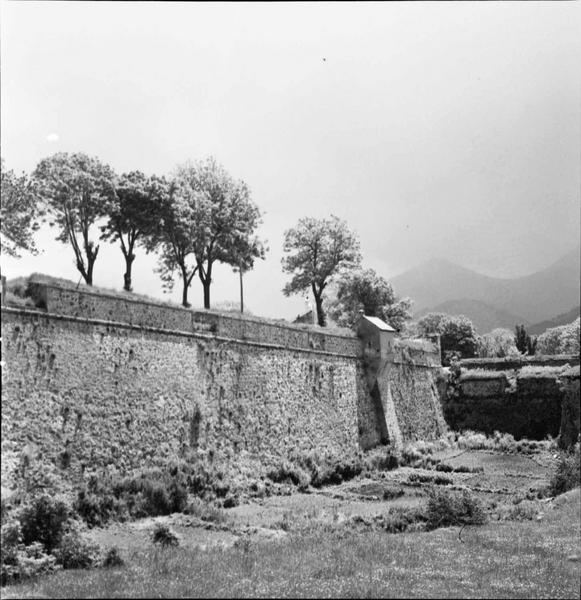 Fossé ; contrefort surmonté d'une guérite