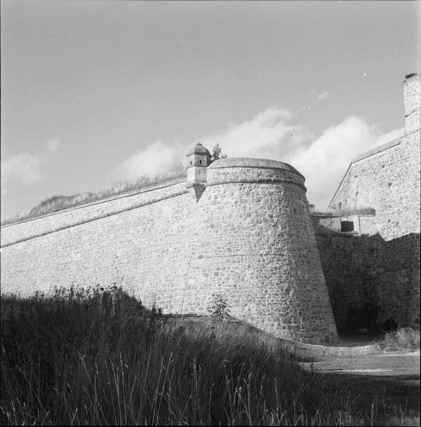 Fossé, échauguette