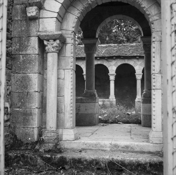 Porte donnant sur le cloître