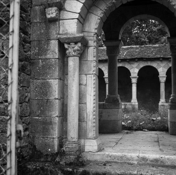 Porte donnant accès au cloître