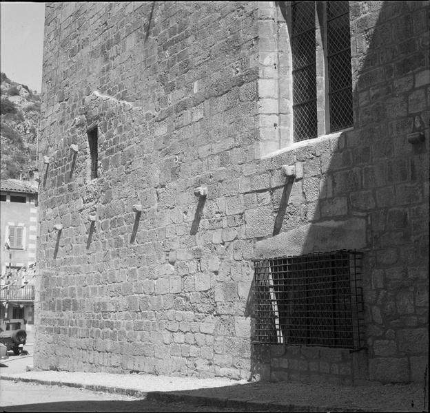 Façade ouest, fenêtre et grille