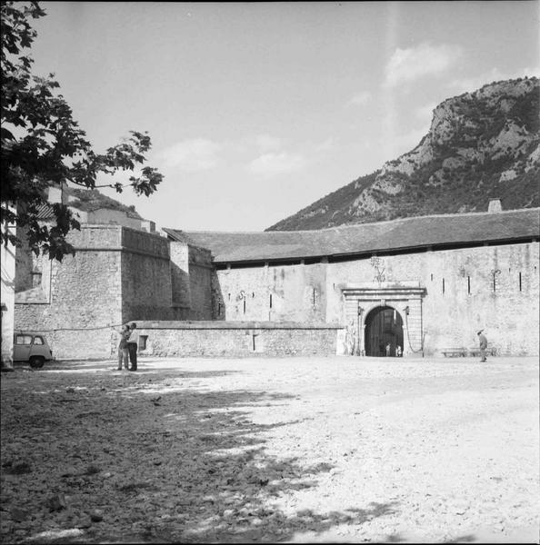 Place devant la porte d'Espagne