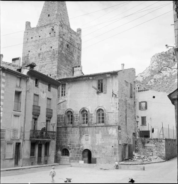 Façade sur la place