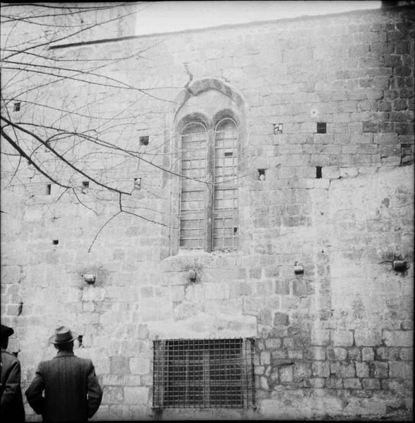 Façade ouest, fenêtre et grille