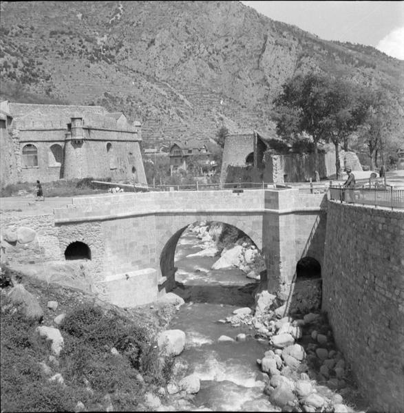 Pont sur la Têt menant à la porte de France