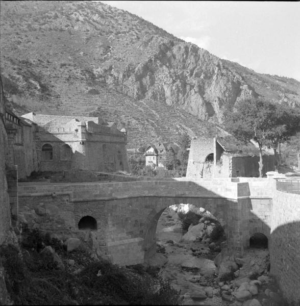 Pont sur la Têt menant à la porte de France