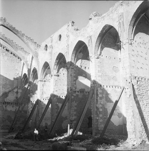 Mur latéral de la nef en travaux