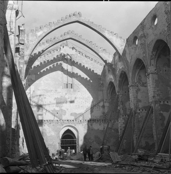 Nef : chantier de reconstruction vu du choeur