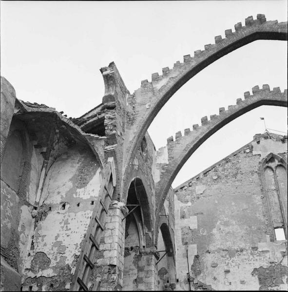 Arcs de la nef à ciel ouvert