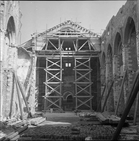 Nef, le chantier de restauration de la couverture vu du choeur