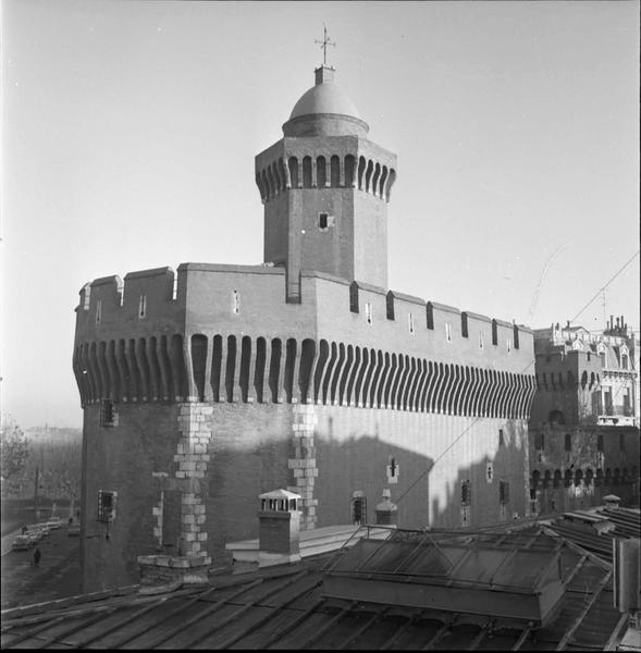 Partie supérieure : créneaux et tour