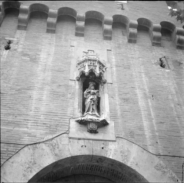 Porte Notre-Dame : détail de la statue