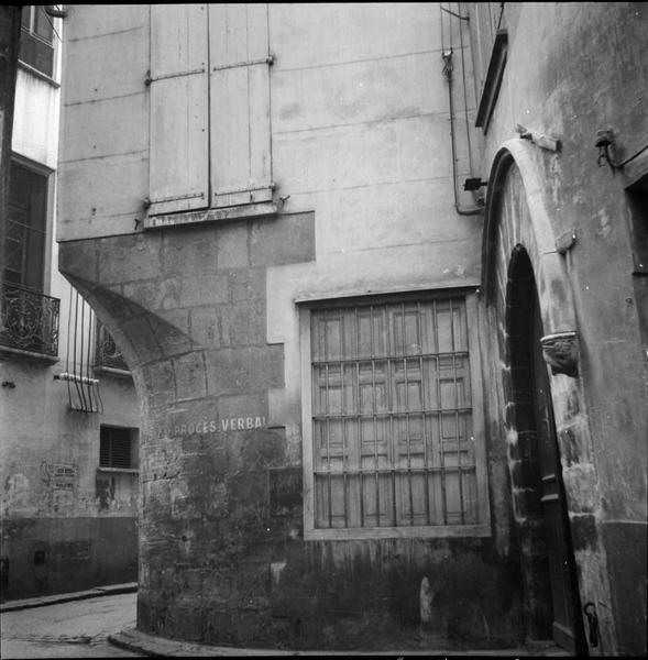 Surplomb de la façade à l'angle des rues des Fabriques-Nabot et Lazare-Escarguel