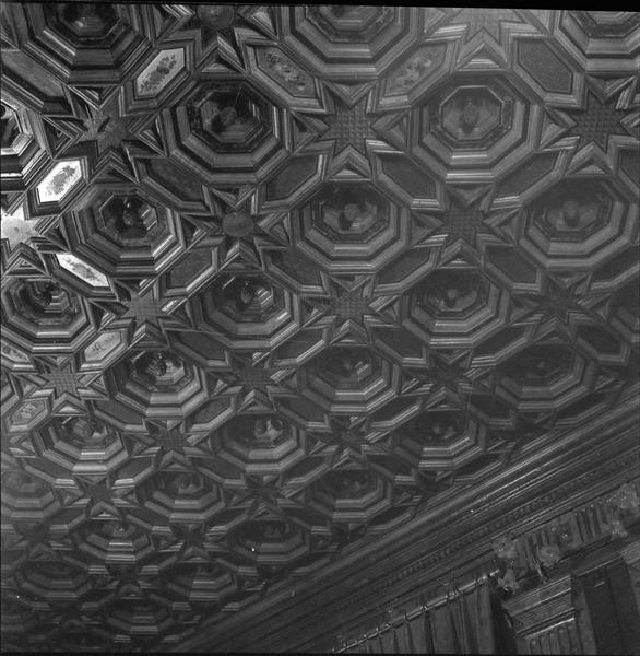 Intérieur, détail du plafond à caissons