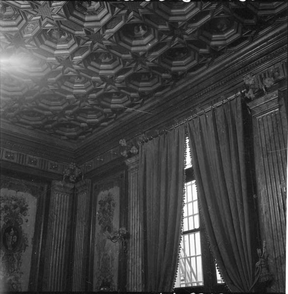 Salle avec plafond à caissons