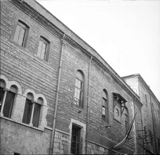 Vue partielle de la façade sur rue