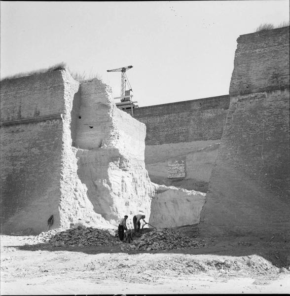 Brèche dans le mur d'enceinte, en travaux