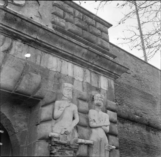 Ancienne porte de l'entrée principale : décor sculpté