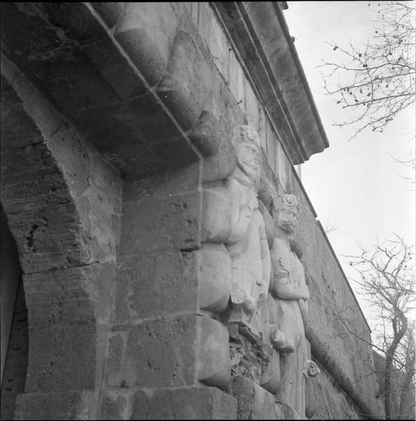 Ancienne porte de l'entrée principale : décor sculpté