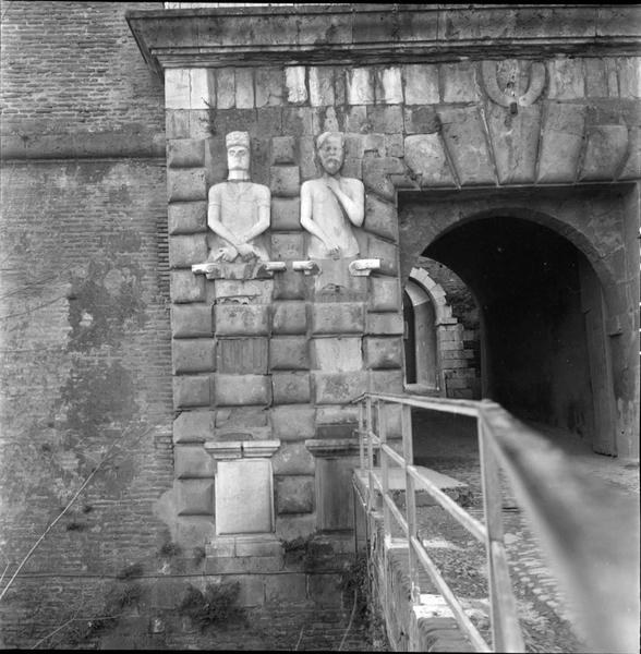 Ancienne porte de l'entrée principale : décor sculpté