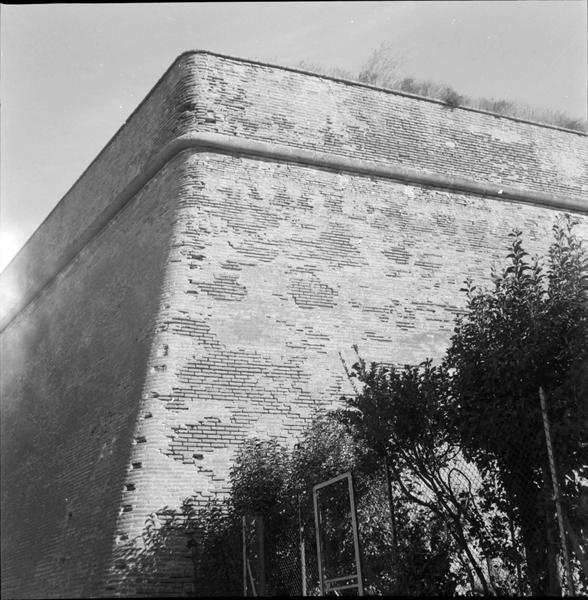 Angle du mur d'enceinte