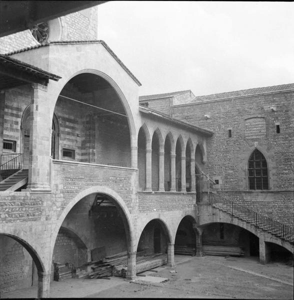 Cour intérieure ; entrée de la chapelle et galerie de la reine