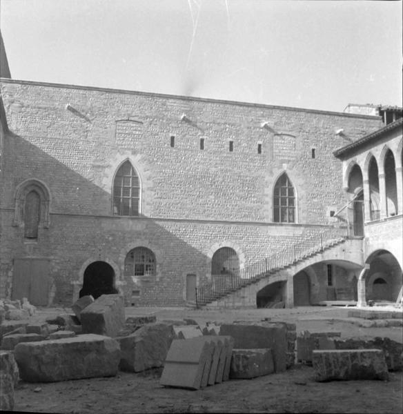 Cour intérieure en travaux, façade nord